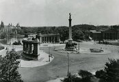 A Hősök tere az 1930-as években (kép forrása: pestbuda.hu / Fővárosi Szabó Ervin Könyvtár Budapest Gyűjtemény)