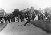 1913, Tuileriák kertje, háttérben a Carrousel-diadalív és a Louvre