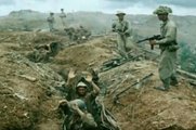 Francia csapatok megadják magukat a Viet Minh fegyvereseinek Ðiện Biên Phủ-nál (kép forrása: Pinterest)