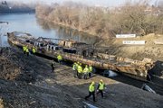 A legnagyobb magyar folyami lapátkerekes gőzhajó, a Szőke Tisza roncsát vontatják partra a Ma-Hard Vízépítõ Kft. szakemberei felfújható ballonok és csörlők segítségével a Szeged melletti tápéi öbölnél 2020. január 23-án. (kép forrása: MTI / Máthé Zoltán)