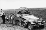 Heinz Guderian tábornok egy Sd.Kfz. 251/3 parancsnoki járműben. A jármű mellett Adolf Kuntzen tábornok, a 8. páncélos hadosztály parancsnoka áll.