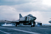 RF–4B Phantom II típusú harci repülőgép landol az amerikai haditengerészet USS Midway repülőgép-hordozójának leszállópályáján a FleetEx '83 hadgyakorlaton. A több mint 40 hadihajót felvonultató gyakorlat a II. világháború óta a legnagyobb amerikai erődemonstráció volt a Csendes-óceán nyugati térségében. <br /><i>PhotoStore</i>