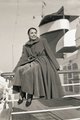 Lena Horne, 1947 – a hosszú karriert befutó énekes- és színésznő az SS America nevű hajón megtett, Kaliforniából New Yorkban lévő családjához tartó ünnepi útra hosszú bársonyruhája fölé ugyancsak hosszú téli kabátot öltött,