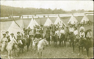 A 101-es Ranch és a Buffalo Bill’s Wild West Show előadói, középen Buffalo Billel valamikor az 1900-as években