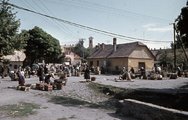 Szentendre, Bükkös part, piac. Háttérben a Keresztelő Szent János plébániatemplom tornya (1969)