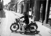 Pécs, Ferencesek utcája, háttérben a Ferences templom. Puch 250L típusú motorkerékpár (1935)