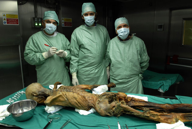 Ötzi a vizsgálatokat végző kutatókkal