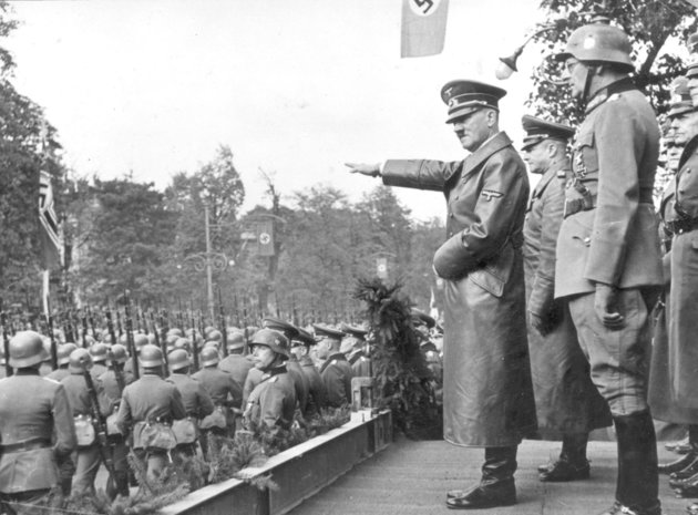 Hitler üdvözli a győztesen hazatérő Wehrmachtot 1939. október 5-én