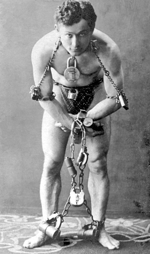 A magyar származású Harry Houdini mutavány közben