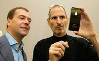 Jobs bemutatja az iPhone 4-et Dmitrij Medvegyev orosz elnöknek 2010-ben