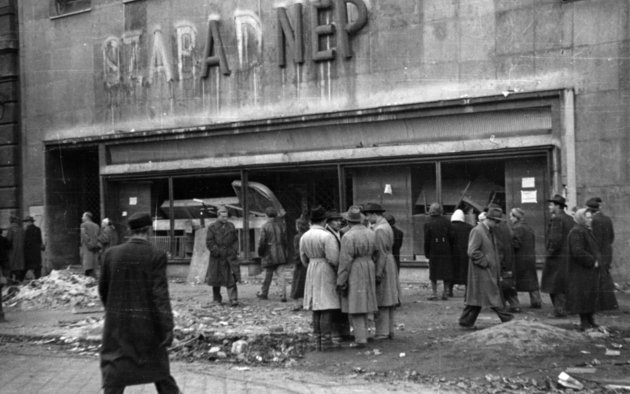 A Szabad Nép székháza a forradalom napjaiban (Fortepan / Gödér Hajnal)