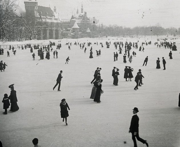 A hazai jégkorcsolyázás felvirágzásában is kiemelt szerepet kapott a jégkirálynő – a kép a Városligetben készült, 1907-ben (Forrás: Fortepan/ Schoch Frigyes)