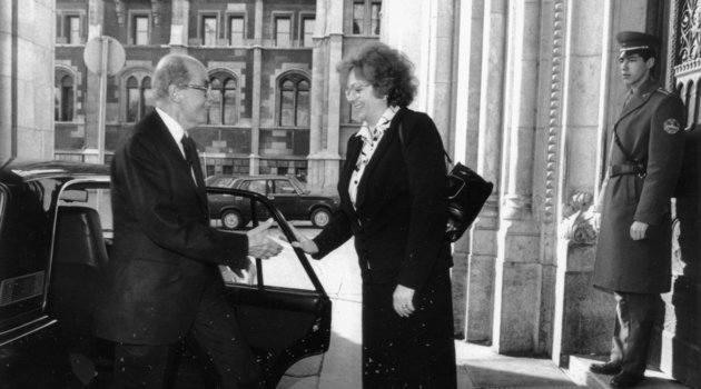 Habsburg Ottó a Parlament kapujánál, 1989 (Kép forrása: Fortepan/ Szigetváry Zsolt)