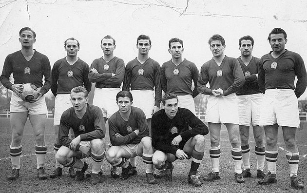 Az Aranycsapat 1953-ban: Lóránt Gyula, Buzánszky Jenő, Hidegkúti Nándor, Kocsis Sándor, Zakariás József, Czibor Zoltán, Bozsik József, Budai II László, guggol: Lantos Mihály, Puskás Ferenc, Grosics Gyula (Kép forrása: Fortepan/ Erky-Nagy Tibor)