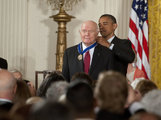 Barack Obama amerikai elnök átadja John Glenn-nek az Elnöki Szabadság Érdemrendet a washingtoni Fehér Házban, 2012. május 29.