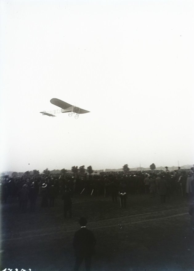 Blériot típusú gép repülés közben a fizető nézők egy csoportjával (kép forrása: Fortepan/ Magyar Műszaki és Közlekedési Múzeum / Archívum / Negatívtár / Tas Gyula gyűjteménye)