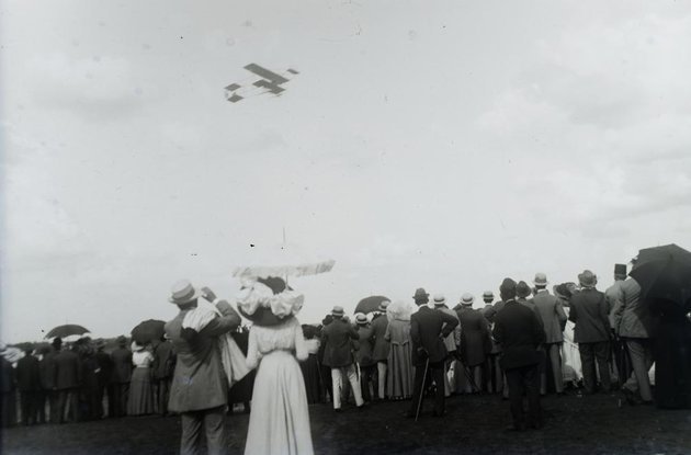 Az égre emelt tekintetek (kép forrása: Fortepan/ Magyar Műszaki és Közlekedési Múzeum / Archívum / Negatívtár/ Pölös István gyűjteménye)