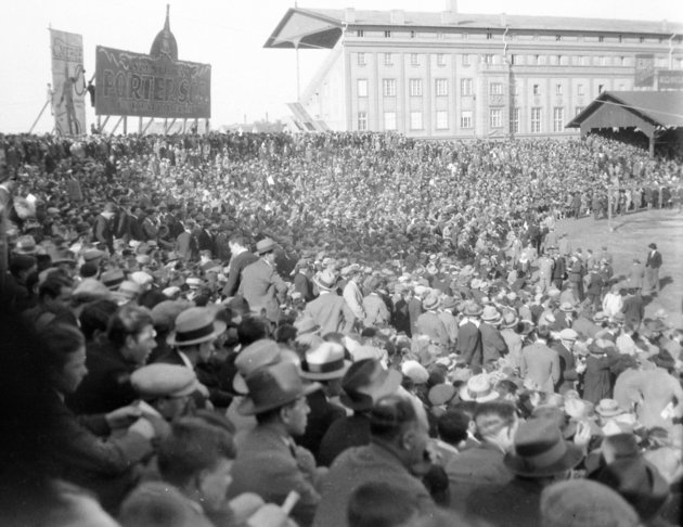 Az MTK hazai közönsége 1929-ben – a kép jól szemlélteti a futball iránti rajongást, noha Slózi ekkor már nem volt a csapat tagja (kép forrása: Fortepan / Fortepan)