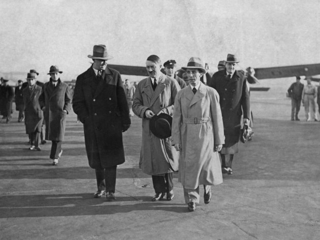 Adolf Hitler és Joseph Goebbels, Hanfstaengl első számú párton belüli riválisa a berlini Tempelhof repülőtéren 1933 táján. Hanfstaengl a kép jobb oldalán, Goebbels mögött látható.