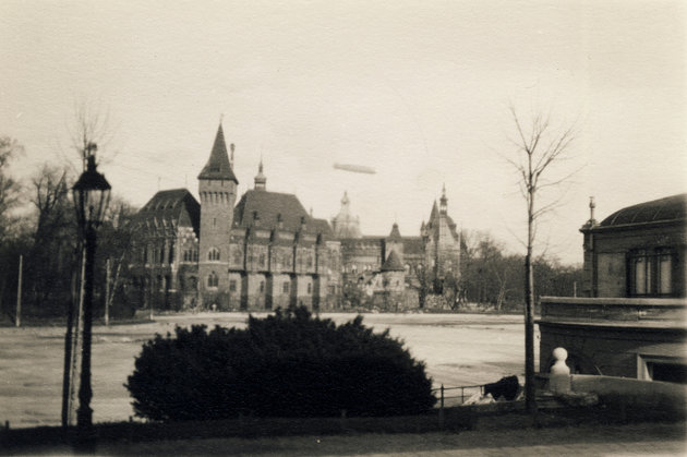 A Graf Zeppelin léghajó a Vajdahunyad vára felett, 1931 (Fortepan / Hanser Mária)