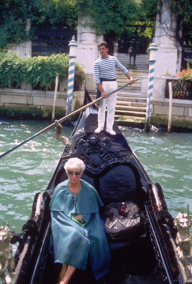 Peggy Guggenheim gondolával indul útnak, fején jellegzetes napszemüvegével