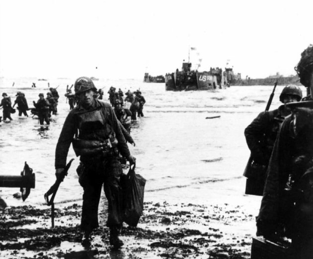 Amerikai katona száll partra a Utah Beach-en