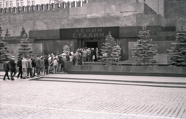 Látogatók Lenin és Sztálin mauzóleumánál, 1957. (Kép forrása: Wikipédia / Manfred&Barbara Aulbach / CC BY-SA 3.0