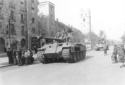 Német Panther Ausf. A harckocsik menetben Debrecenben a Piac utcán. Háttérben a csonkatemplom. (Kép forrása: Bundesarchiv, Bild 101I-244-2324-09 / Momber / CC-BY-SA 3.0)