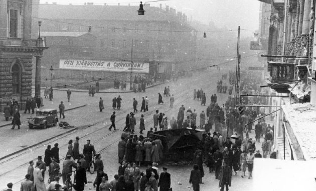 Rákóczi út az EMKE háztól a Rókus kórház felé nézve. Balra a Blaha Lujza téren a Nemzeti Színház, 1956-ban. A Blaha Lujza tér környéki harcokban esett el Gérecz Attila