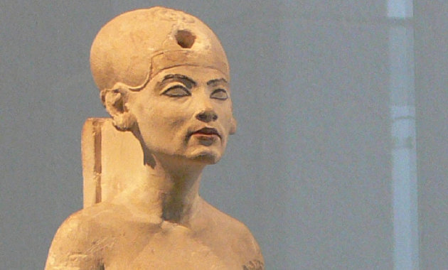 Mészkőből készült Nofertiti figura. 