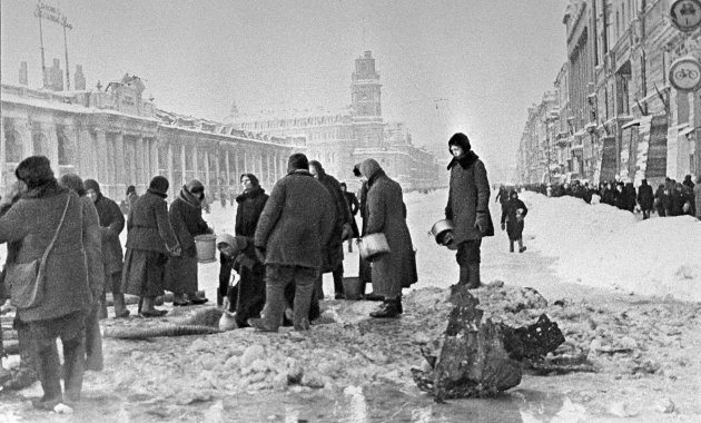 Bombatölcsérekből jutnak vízhez Leningrád szomjazó lakosai