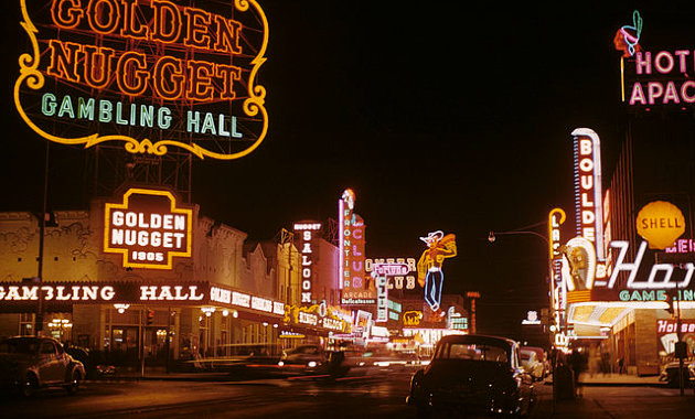 A Golden Nugget és a Pioneer Club a Fremont utcán, 1952-ben