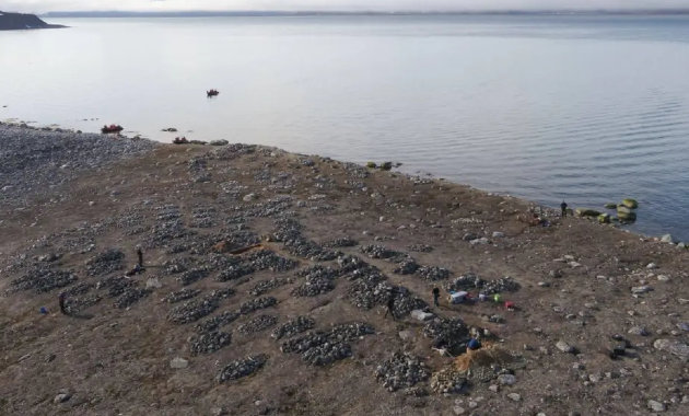 A likneseti sírok eróziónak kitett helyen találhatók. (Forrás: Espen Olsen ©Sysselmesteren on Svalbard)