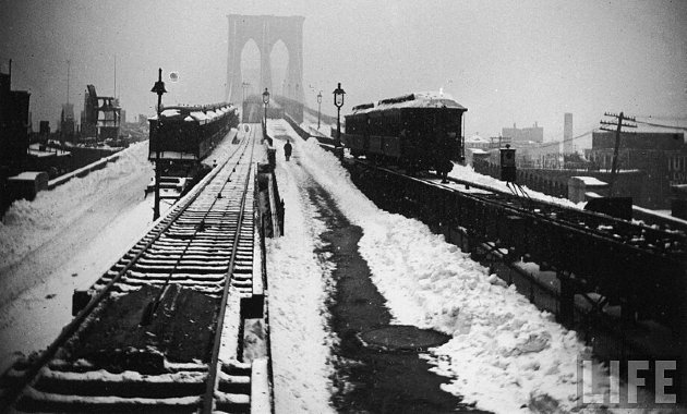 A vihar következtében a Brooklyn Bridge-t vastag hó- és jégpáncél borította, ami szinte teljesen megbénította a közlekedést, és a hídon való átkelés rendkívül veszélyessé vált.