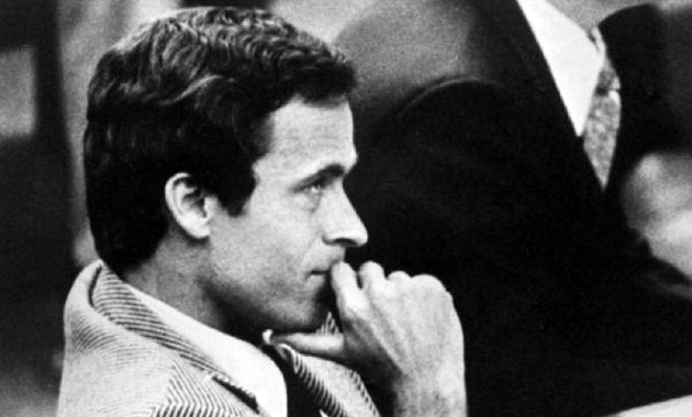 Ted Bundy a tárgyaláson – kezdetben saját magát képviselte. 