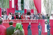 Szentendre, Pap-sziget, május 1-i felvonulás dísztribünje. A dísztribünön jobbról a harmadik Barcsay Jenő festőművész (1983)