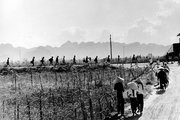 Robert Capa magyar fotós egyik, a francia csapatokat kísérve Indokínában készített képe, 1954. (kép forrása: Pinterest)