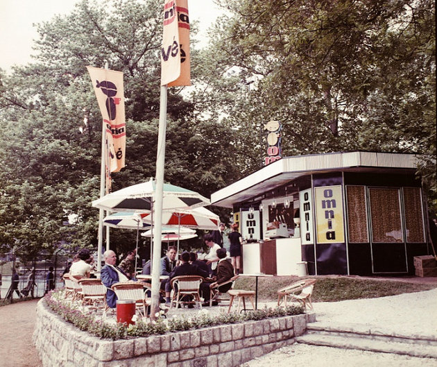 Hangulatos Omnia kávézó a Városligeti-tó közelében, az 1968-as BNV-n (Fortepan / Bauer Tamás)