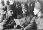 A 13. "Handzsár" Waffen-SS hadosztály katonái kezükben az Islam und Judentum című könyvvel