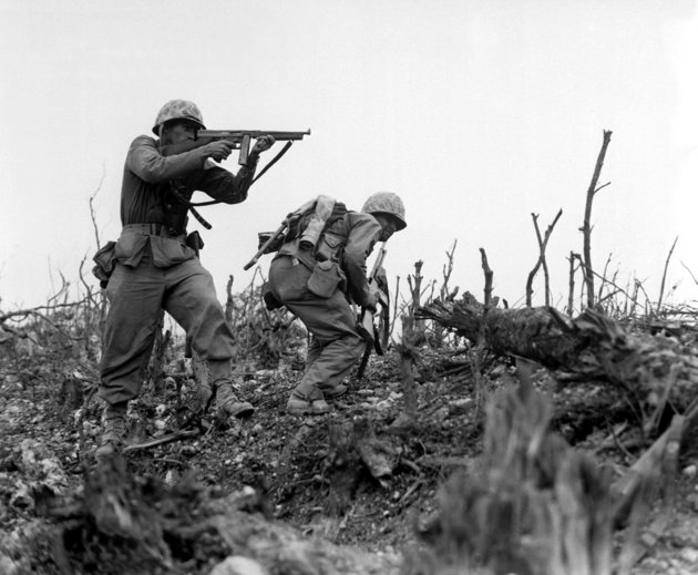 Egy amerikai tengerészgyalogos M1 Thompson-géppisztollyal lő egy japán állást az okinavai csata folyamán, 1945.