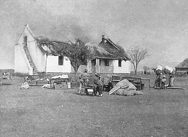 A britek felperzselt föld taktikája a civil lakosságot sem kímélte. A képen búrok figyelik, ahogy leég a britek által felgyújtott házuk.