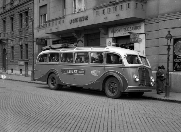 A Budapesti Cecilia Kórus fellépésre indul az IBUSZ autóbuszával. (Fortepan / Lissák Tivadar)