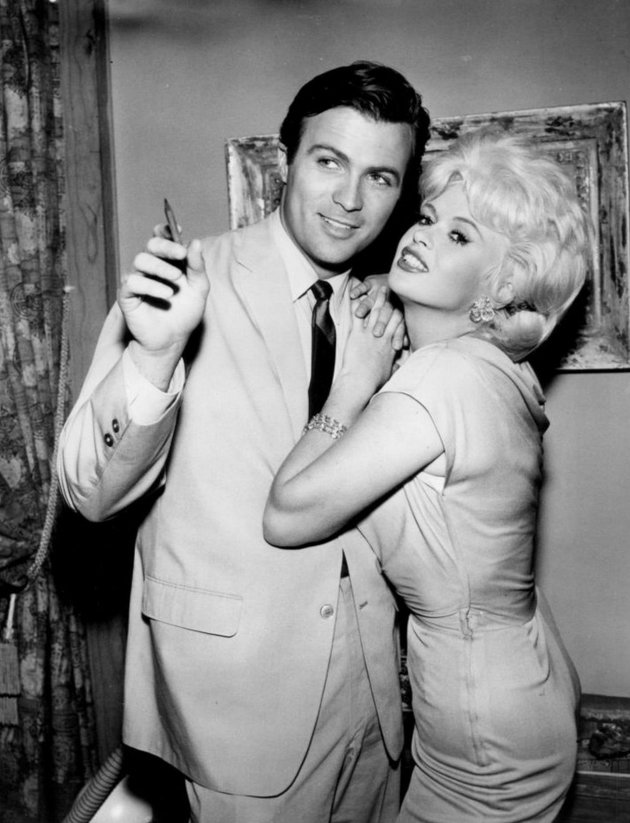 Jayne Mansfield Barry Coe színésszel a Follow the Sun c. tévésorozatban, 1961