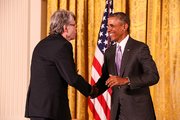 Stephen King átveszi a National Medal of the Arts díjat Barack Obama elnöktől