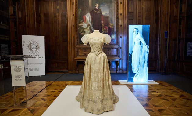 Horthy István menyasszonyának esküvői ruháját mutatja be a Nemzeti Múzeum