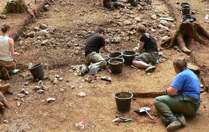 Díszes pártában eltemetett csecsemő maradványait is megtalálták Kecskeméten