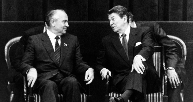 Ronald Reagan amerikai elnök és Mihail Gorbacsov találkozója Genfben 1985 novemberében