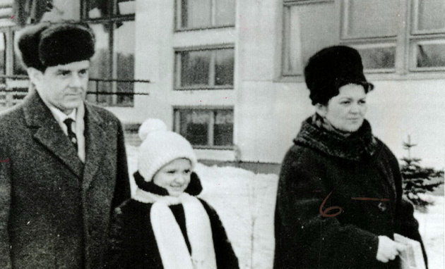 Komarov gyászoló családját hagyta hátra