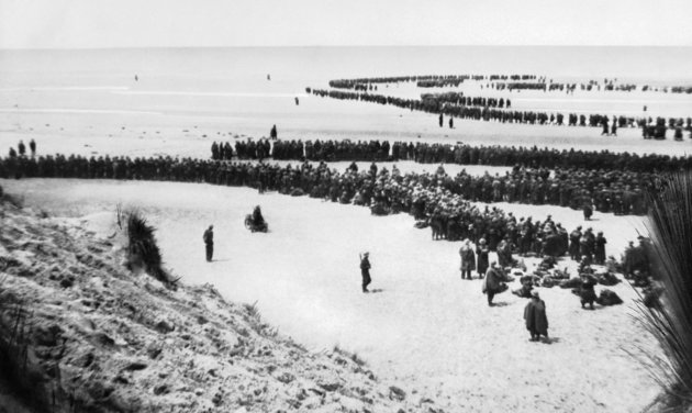 Brit katonák várakoznak az evakuációra 1940. május 26-29. között 