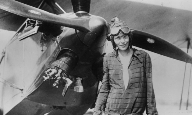 Amelia Earhart repülőgépével